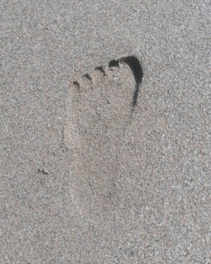 Jalanjälki rantahiekassa on symbolinen. Ratkaisukeskeinen lyhytterapia on matka itsetuntemukseen.