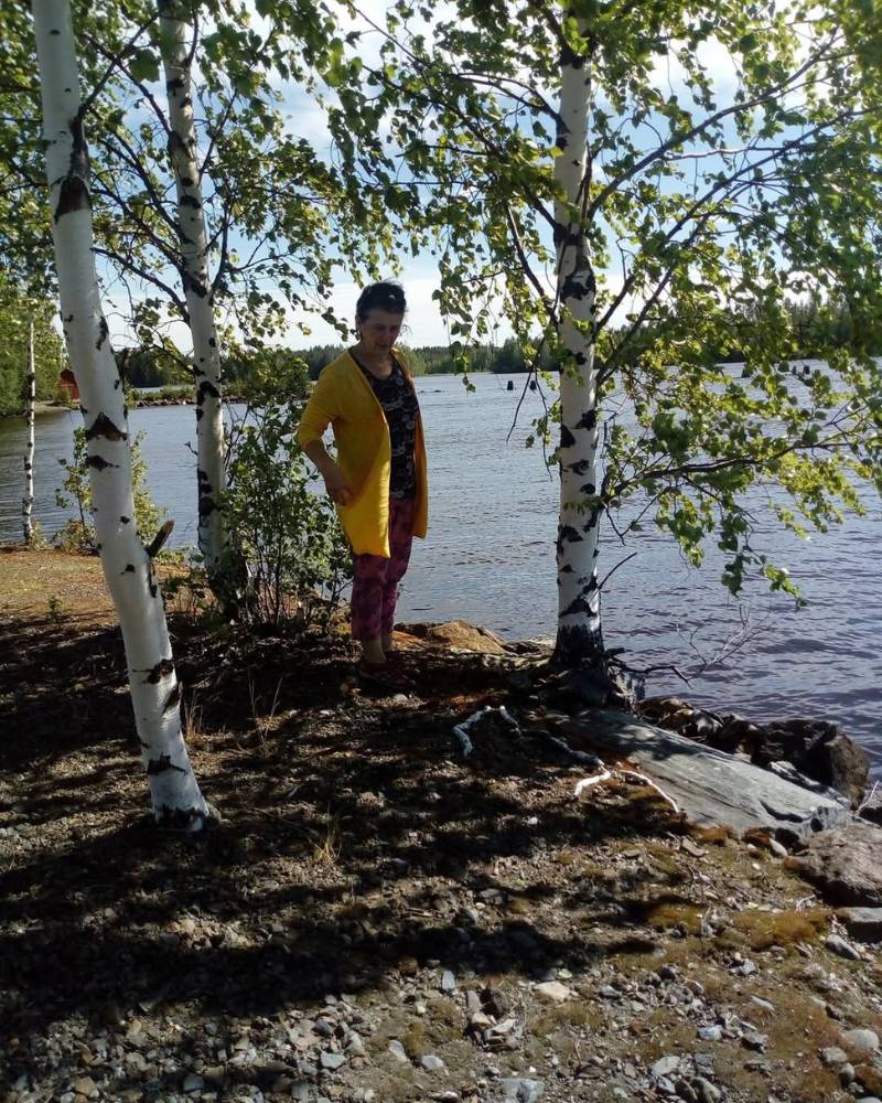 Tarja Manninen, ratkaisukeskeinen lyhytterapeutti Joensuussa, luonnon ympäröimänä.